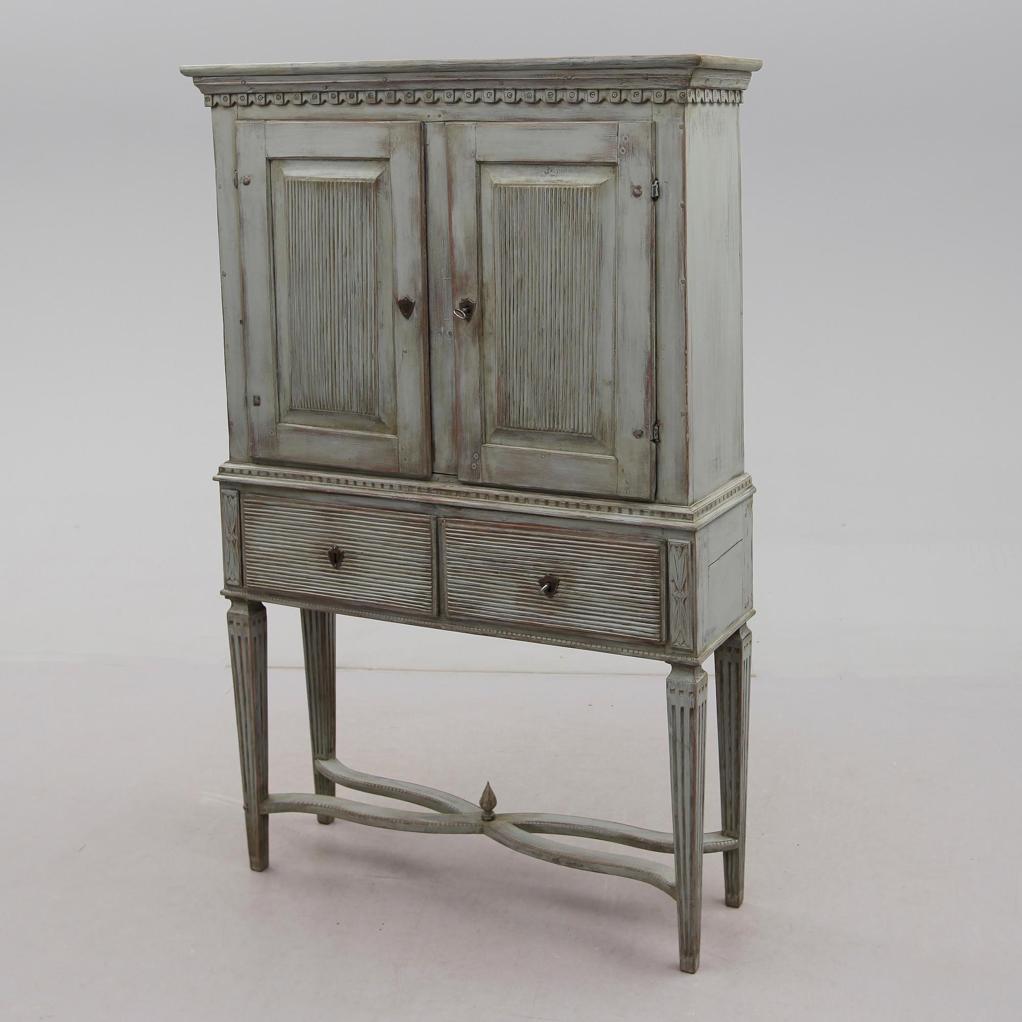 SKÅP, sengustavianskt, omkring år 1800.