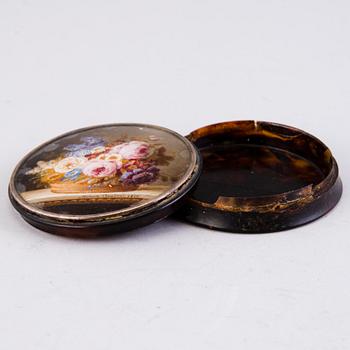 Mélanie De Comolera, RASIA MINIATYYRIMAALAUKSELLA.