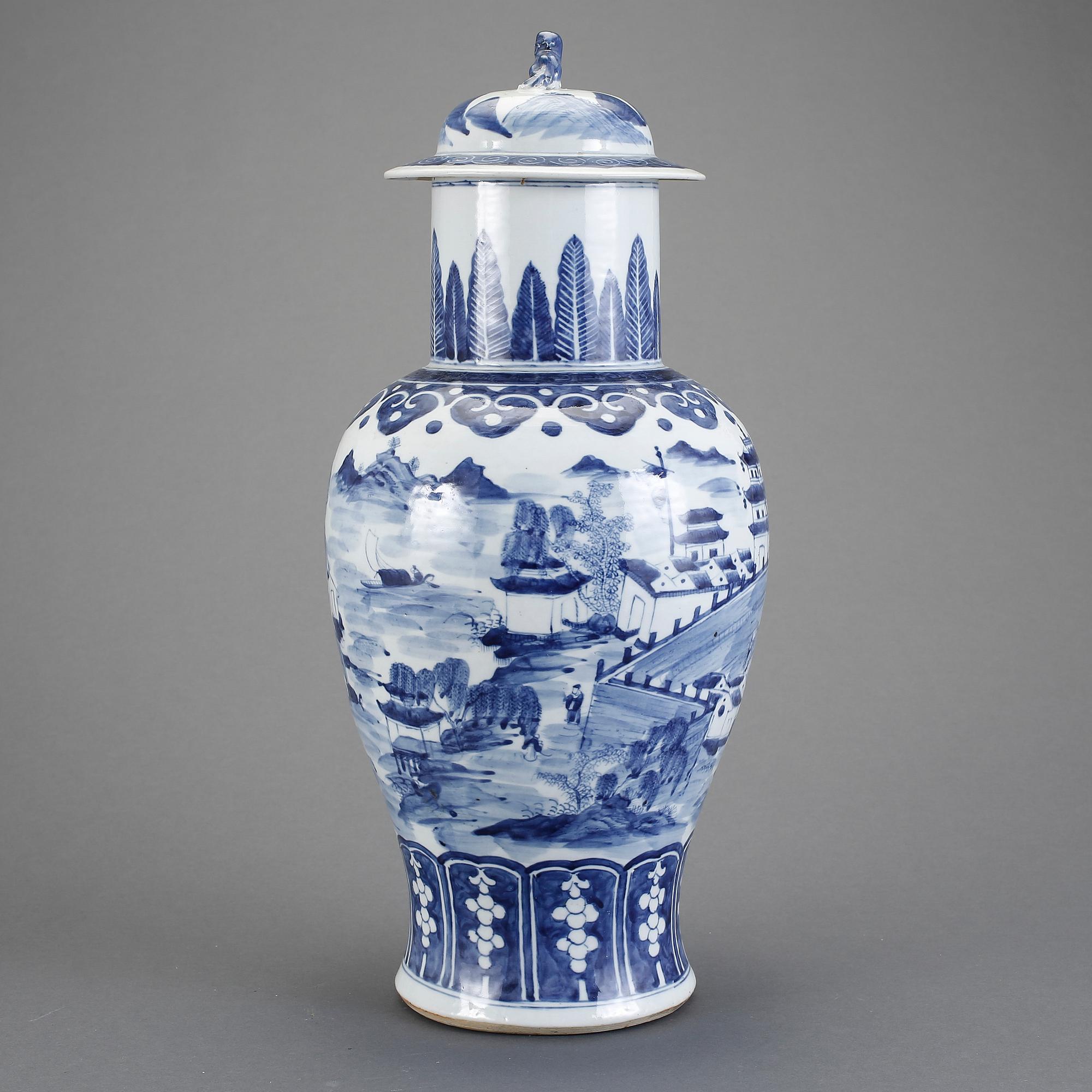 URNA med LOCK, porslin, Kina, 18/1900-tal.