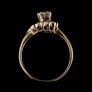 RING, 14k guld med 9 briljantslipade diamanter, 2000-tal. Vikt 3 g.