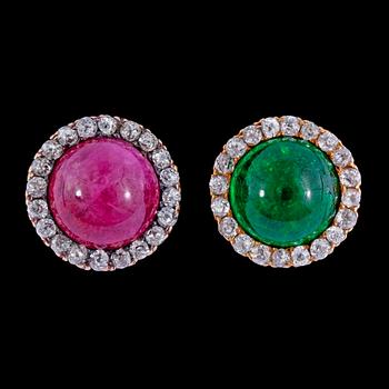 1042. ÖRHÄNGEN, cabochonslipad smaragd, 5.30 ct, samt rubin, 5.90 ct, med krans av antikslipade diamanter, tot. ca 1.20 ct.