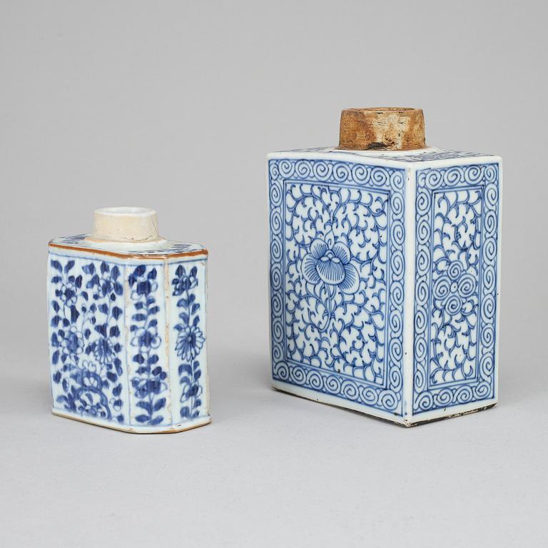 Two blue and white tea caddies, one Qingdynasty, Kangxi (1662-1722), the other late Qingdynasty, circa 1900.