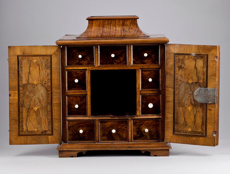 KABINETTSKÅP. Barock, Nordeuropa, 1700-talets första hälft.