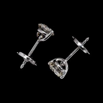 1191. A pair of brilliant cut diamond ear studs, each app. 1 cts (tot. 2.12 cts).