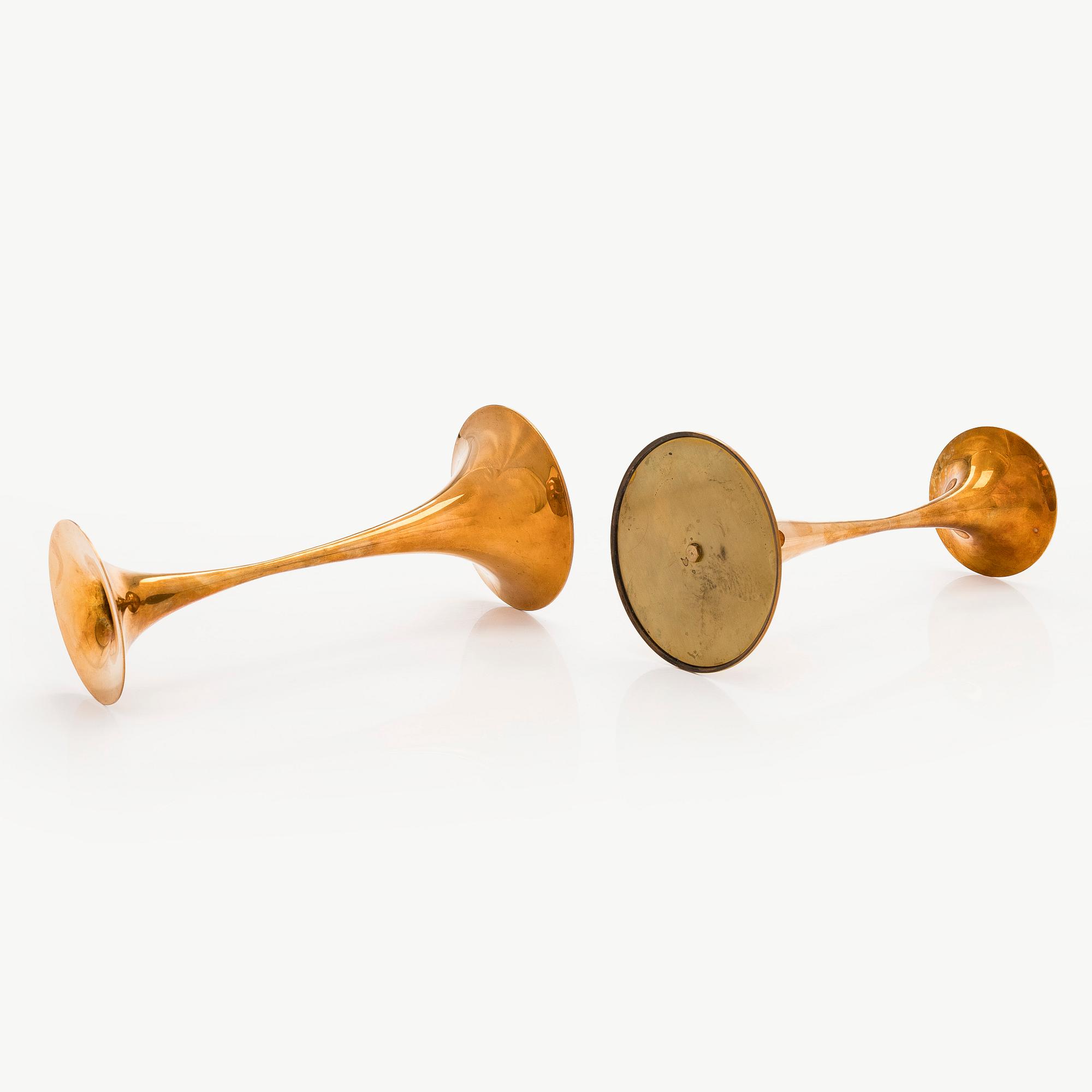 Tapio Wirkkala, kynttilänjalkapari, "Trumpetti", pronssia, leimattu Tapio Wirkkala, Hopeakeskus Oy Made in Finland.