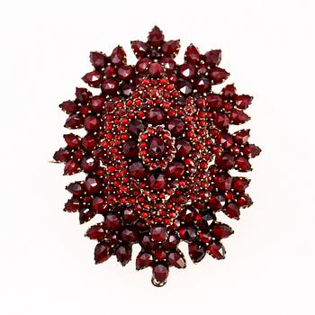 COLLIER samt BROSCH, granater och silver. 1900-talets början.