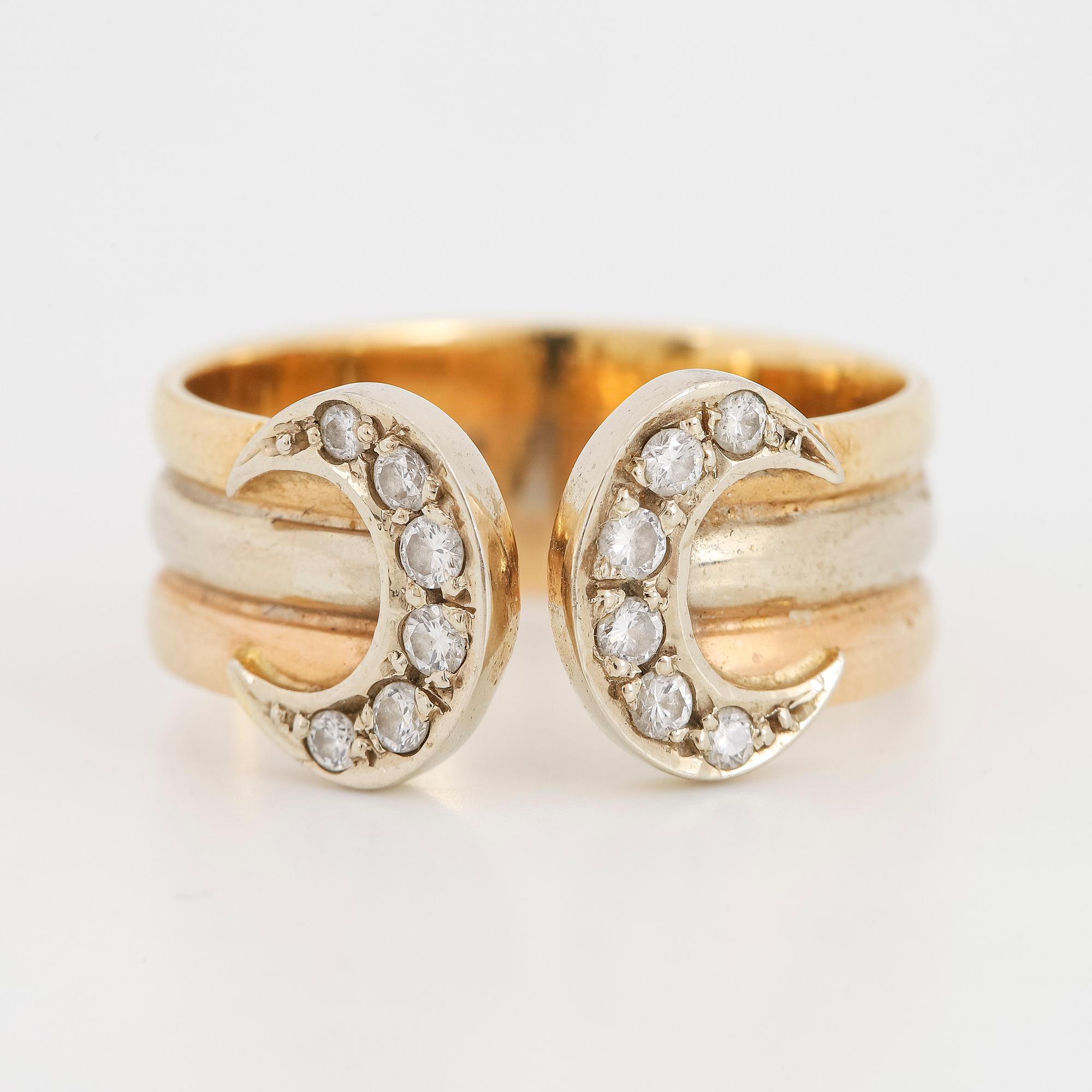 Brilliant-cut diamond 18K gold ring.