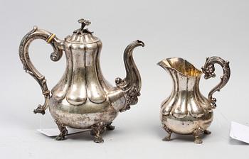 KAFFEKANNA och GRÄDDKANNA, silver. Nyrokoko. L.Larsson, Göteborg 1857.