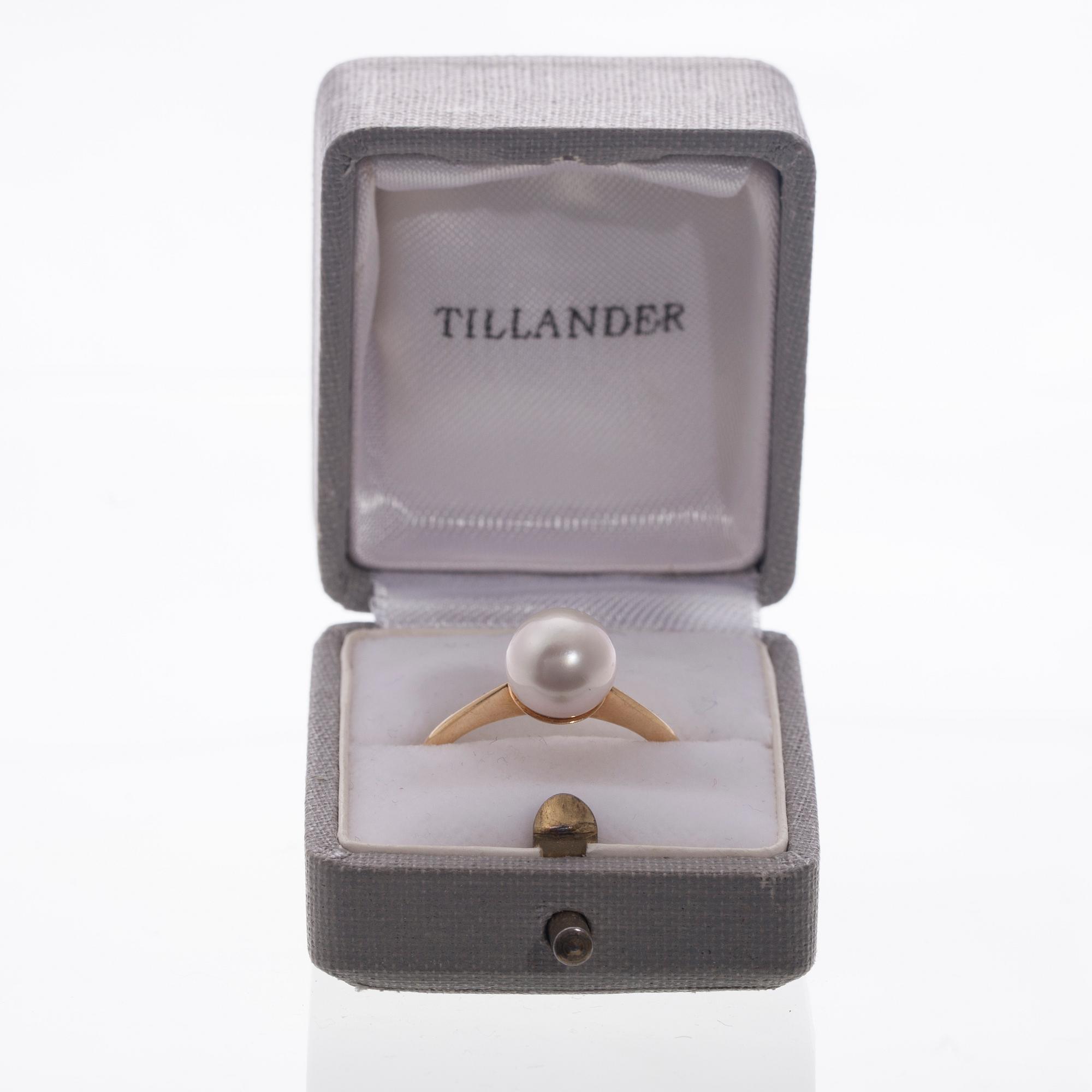 RING, 18K guld, odlad sötvattenspärla. 1989. Vikt ca 3,6 g.