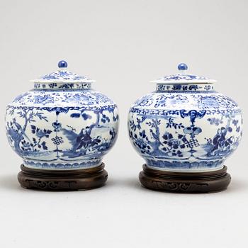 A pair of blue and white jars with covers, Qing dynasty, Guangxu (1875-1908).