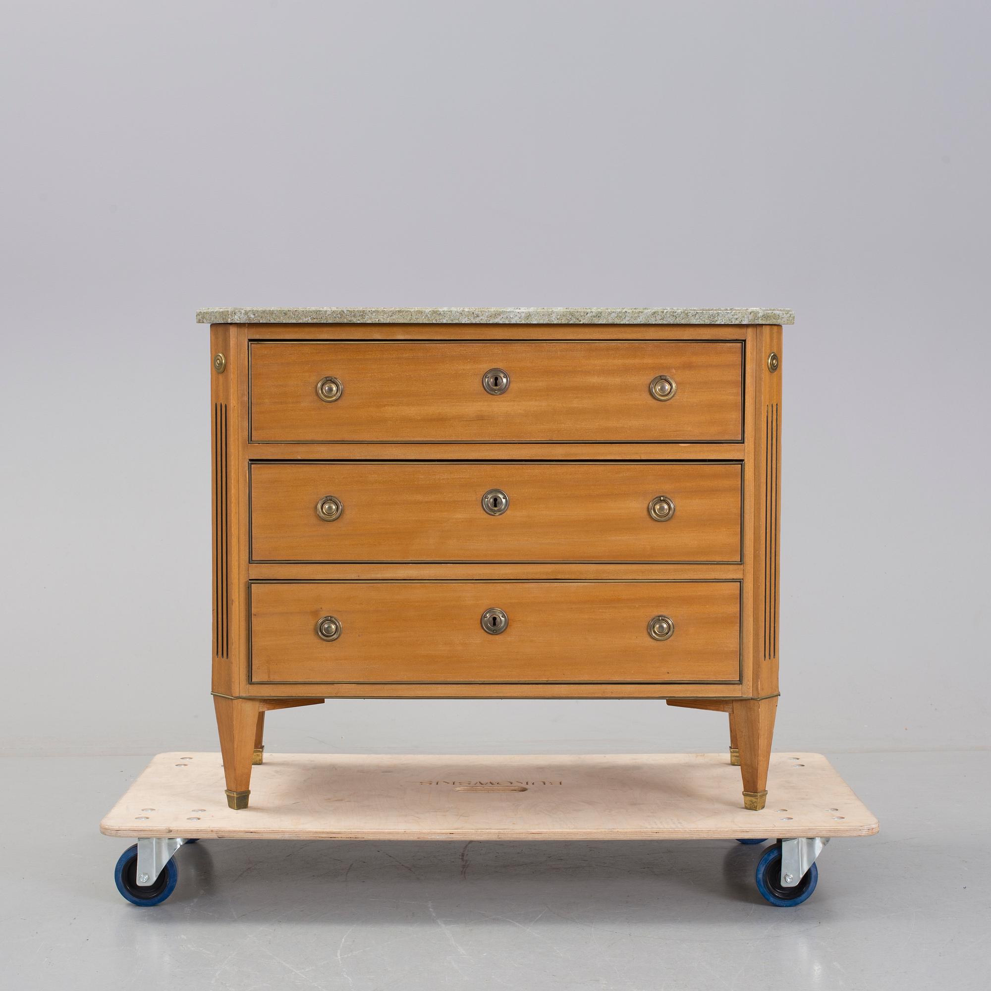 BYRÅ, gustaviansk stil, 1900-talets första hälft.