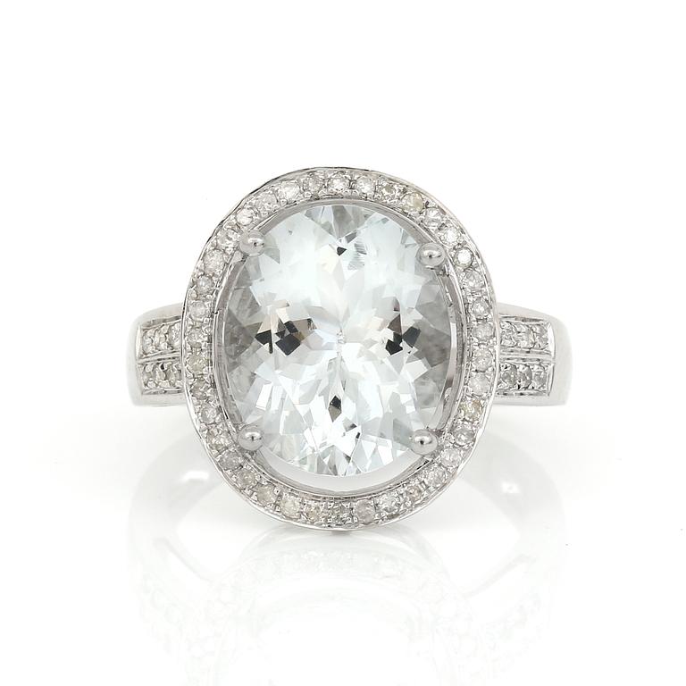 RING, 14K vitguld med ovalslipad goshenit ca 1,50 ct och små diamanter. Total vikt ca 4,83 g.