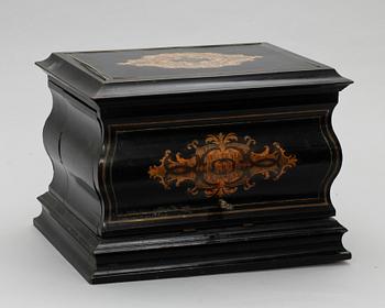 SCHATULL med LIKÖRSERVIS. England. 1800-talets andra hälft.