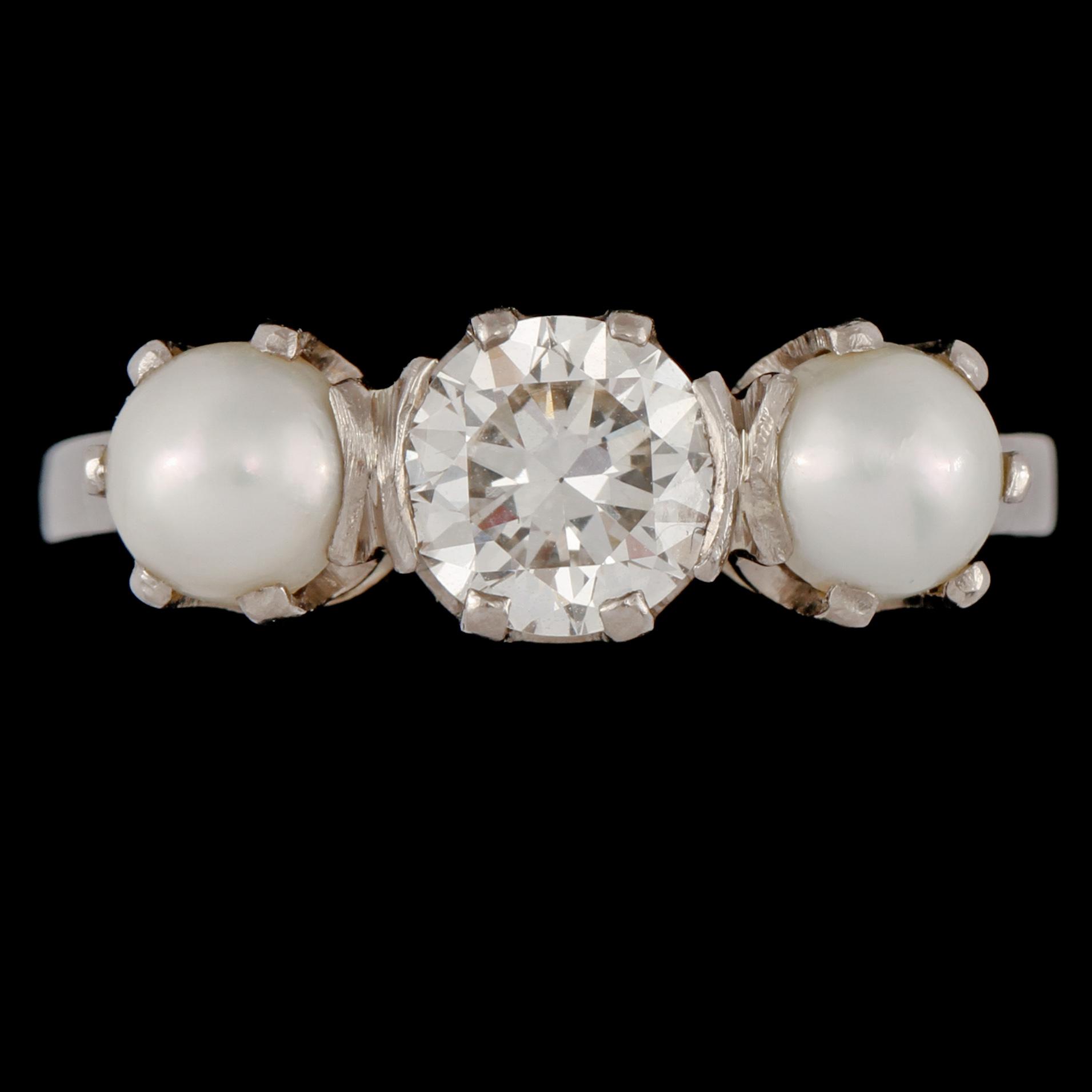 RING, 18k vitguld med briljantslipad diamant ca 0.58 ct samt 2 mabépärlor, Sandqvist, Stockholm, 1954. Vikt 4 g.