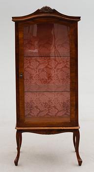 VITRINSKÅP, rokokostil, 1900-talets andra hälft.