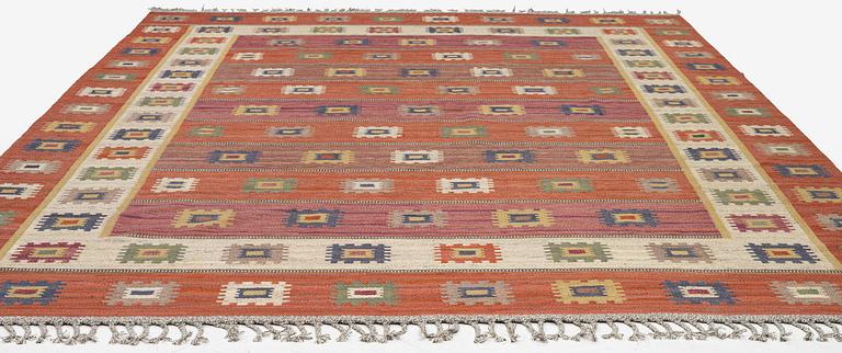 Märta Måås-Fjetterström, a flat weave 'Röd grön äng' carpet, c. 402 x 305 cm, signed MMF.