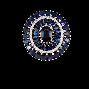 COCKTAILRING, 18 k vitguld, safirer tot ca  8.47 ct, briljantslipade diamanter tot ca 0.33 ct.