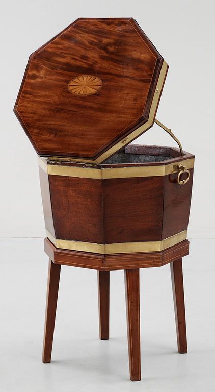 An English late 18th Century wine cooler.