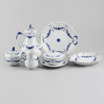SERVISDELAR, 34 st, "Empire", porslin, Bing & Gröndahl, omkring 1900-talets mitt.