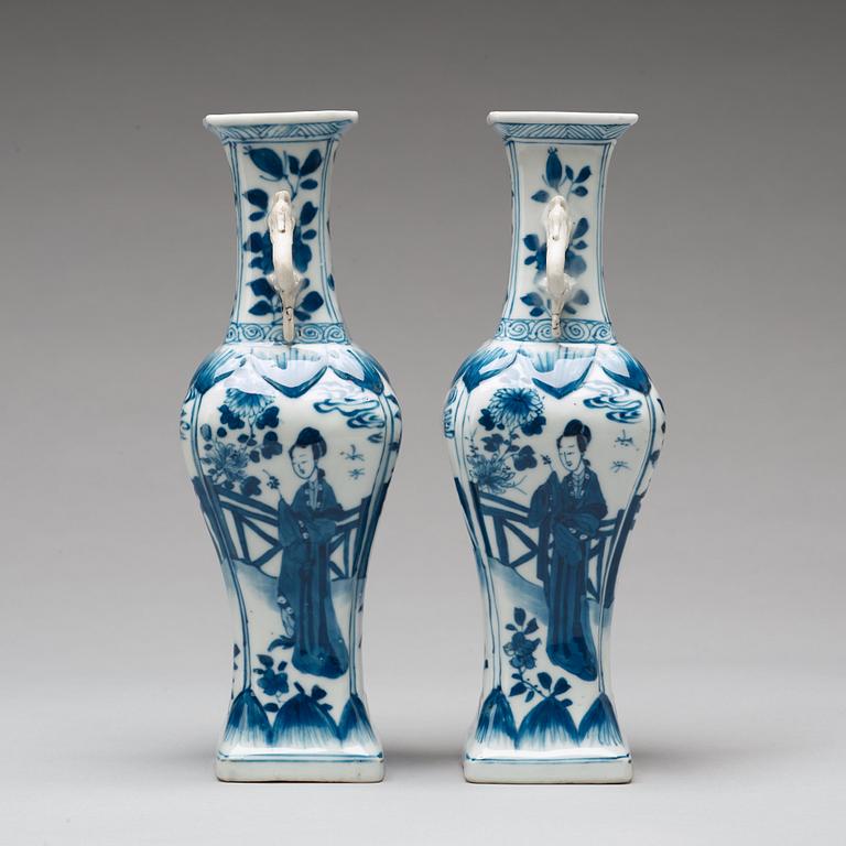 A pair of blue and white vases, Qing dynasty, Kangxi (1662-1722).