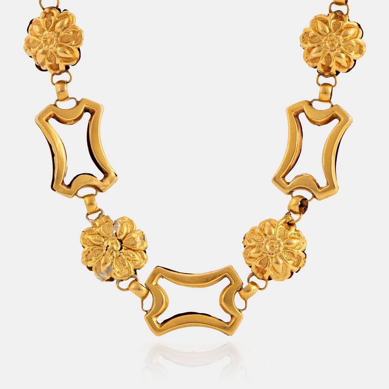 An 18K gold necklace.