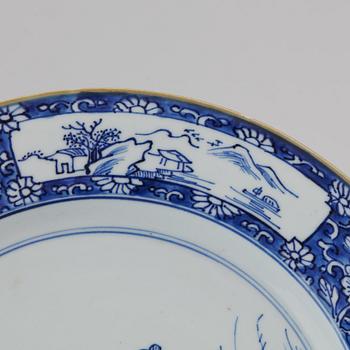 A blue and white serving dish, Qing dynasty, 18th century.