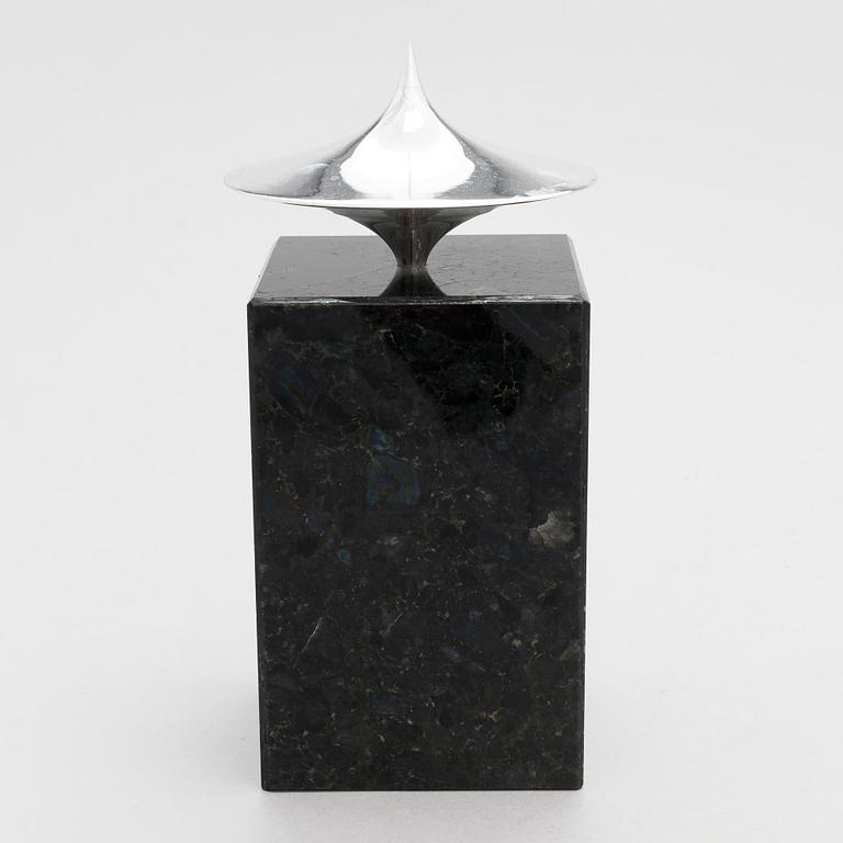 Pekka Piekäinen, veistos, anortosiitti ja hopea, leimattu 1999 Platinoro, Turku.