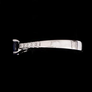RING, 18k vitguld med tanzanit 0,70ct och diamanter tot 0,20ct. Vikt ca 3,16 gram.