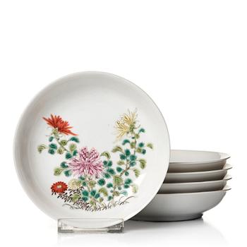 834. A set of five famille rose dishes with Ju Ren Tang mark, 20th Century.