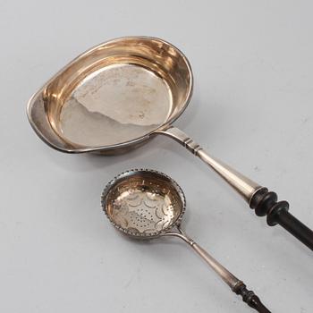 STRÖSKED samt SOPPSLEV, silver och svärtat trä, omkring sekelskiftet 1900. Vikt 150 g.
