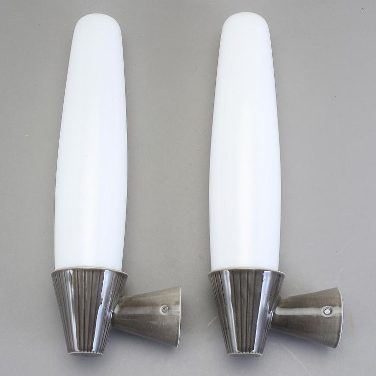 VÄGGLAMPOR, ett par, stengods och glas, sannnolikt Gustavsberg, 1960-tal.