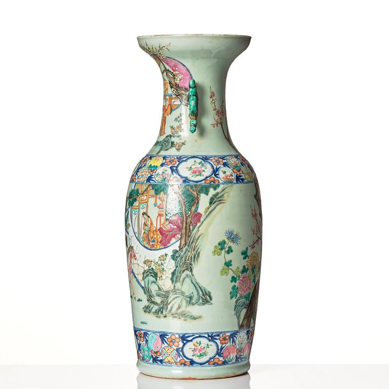 A famille rose vase, late Qing dynasty, 19th Century.