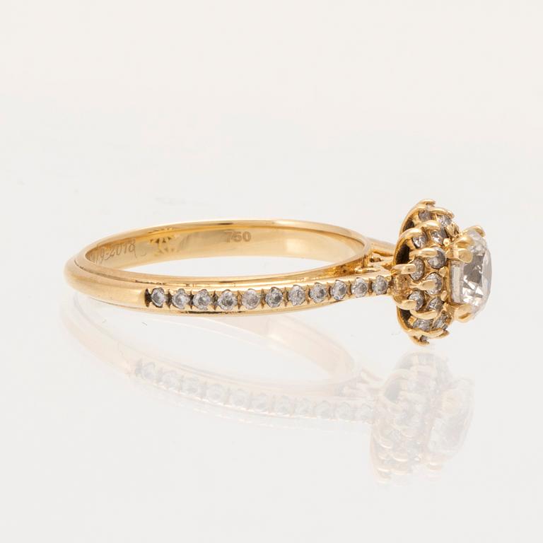 An 18K gold ring set with round brilliant-cut diamonds.