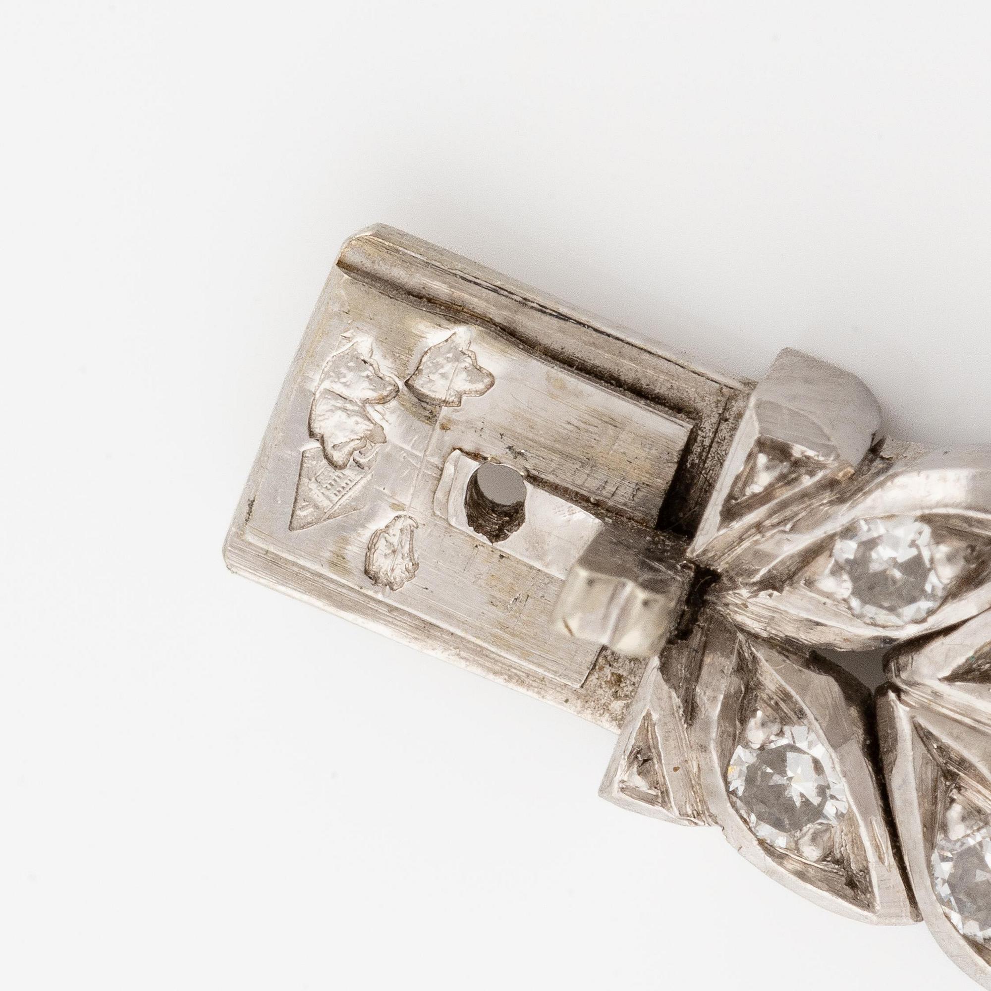 Sterlé armbandsur platina med runda briljantslipade diamanter.