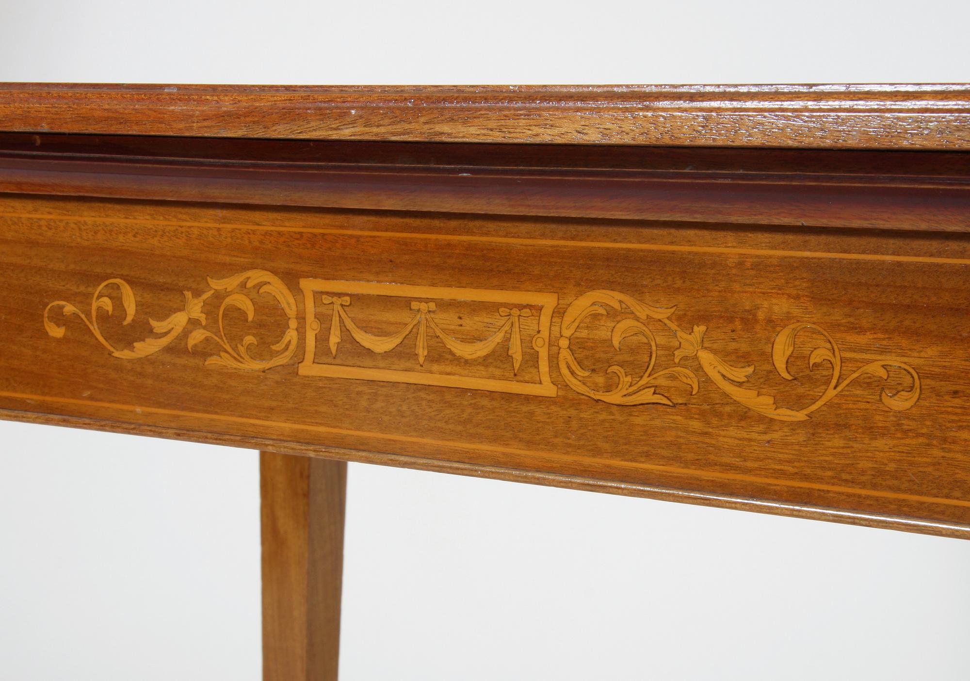 BORD, gustaviansk stil.