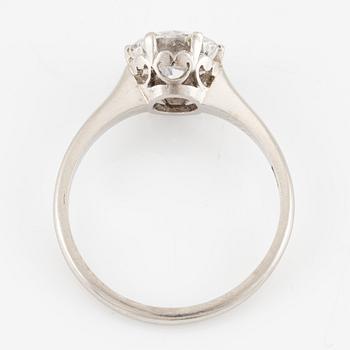A ring in platinum with a round brilliant-cut diamond.