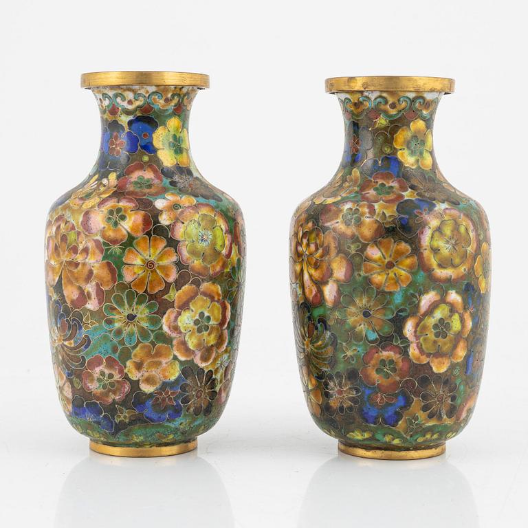 Vaser, ett par, cloisonné. Kina, 1900-tal.