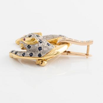 Brooch/pendant in the shape of a feline animal, gold with sapphires, rubies, and brilliant- and octagon-cut diamonds.