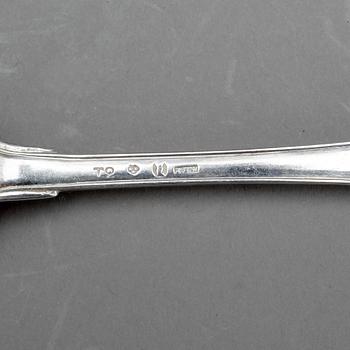 DESSERTSKEDAR samt STRÖARE, silver, bland annat Mikael Åström (1764-91). Vikt ca 500 g.