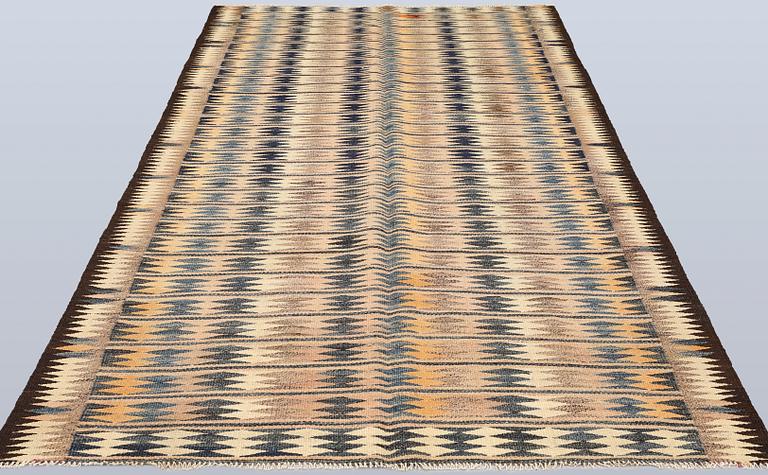 A Persian Nomad Kilim carpet, ca 286 x 155 cm.