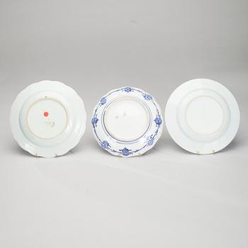 TALLRIKAR, 2 st, porslin Kina 1700-tal samt TALLRIK, porslin, Japan tidigt 1900-tal.