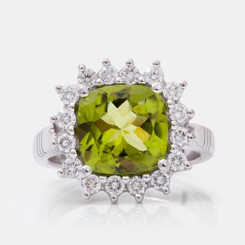 555. RING with peridot, circa 4.30 cts, and brilliant-cut diamonds. Total carat weight of diamonds circa 0.65 ct.