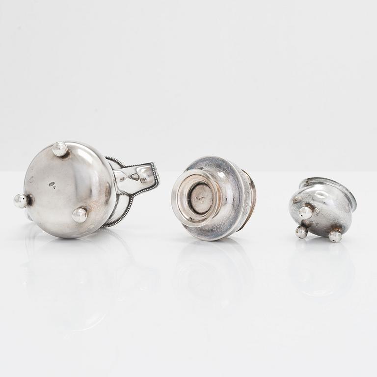 Gräddsnäcka, och saltkar, 2 st, silver, Ryssland 1872 - ca 1910.