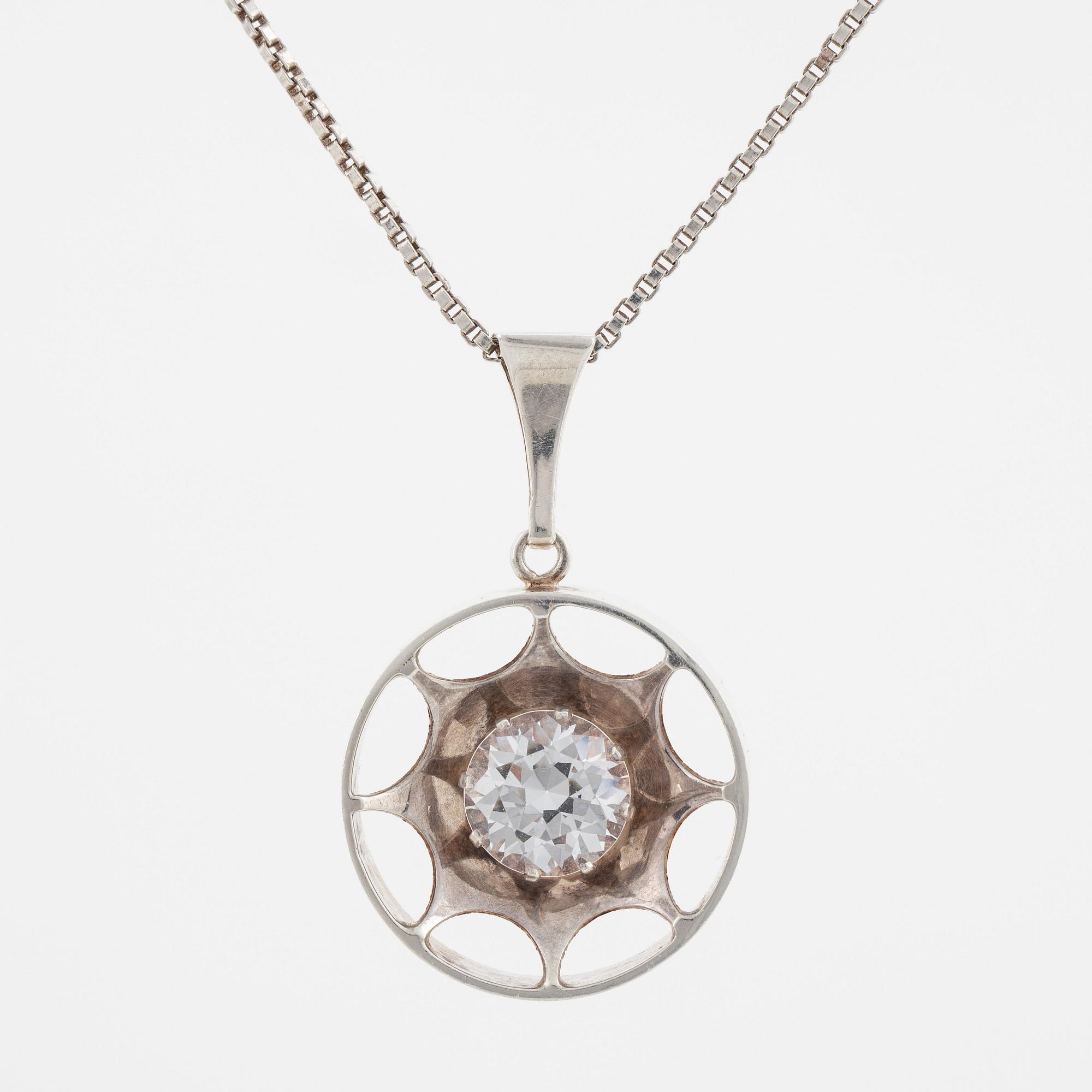Kultasepät Salovaara, pendant sterling silver with syntehtic white spinel.