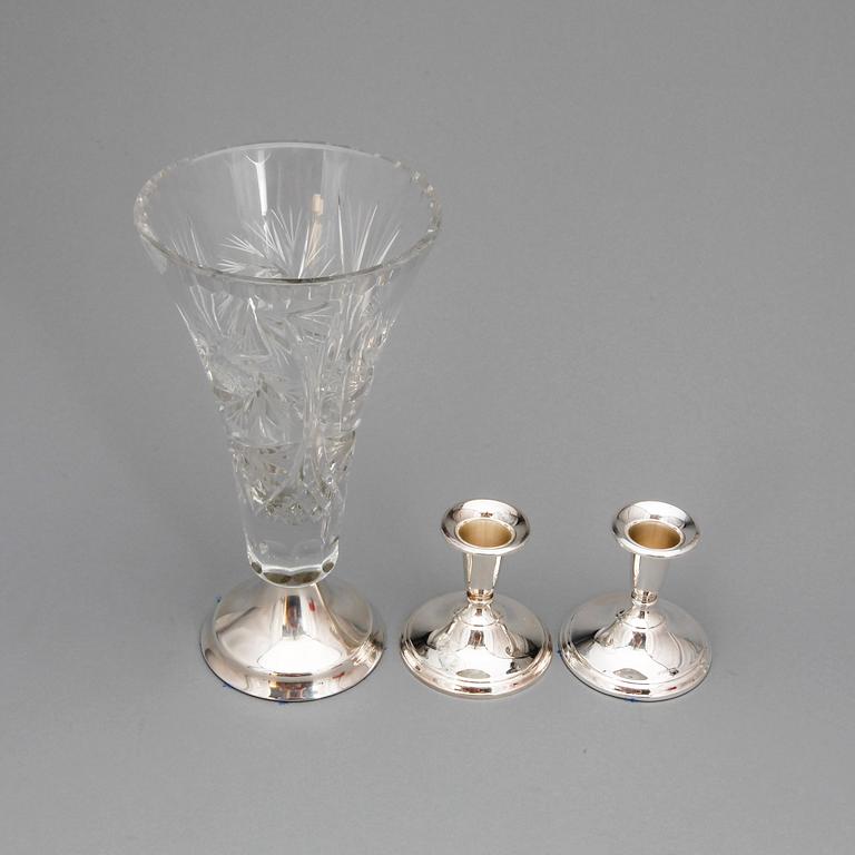 VAS OCH LJUSSTAKAR, 1+ ett par, silver och glas, 1900-tal.