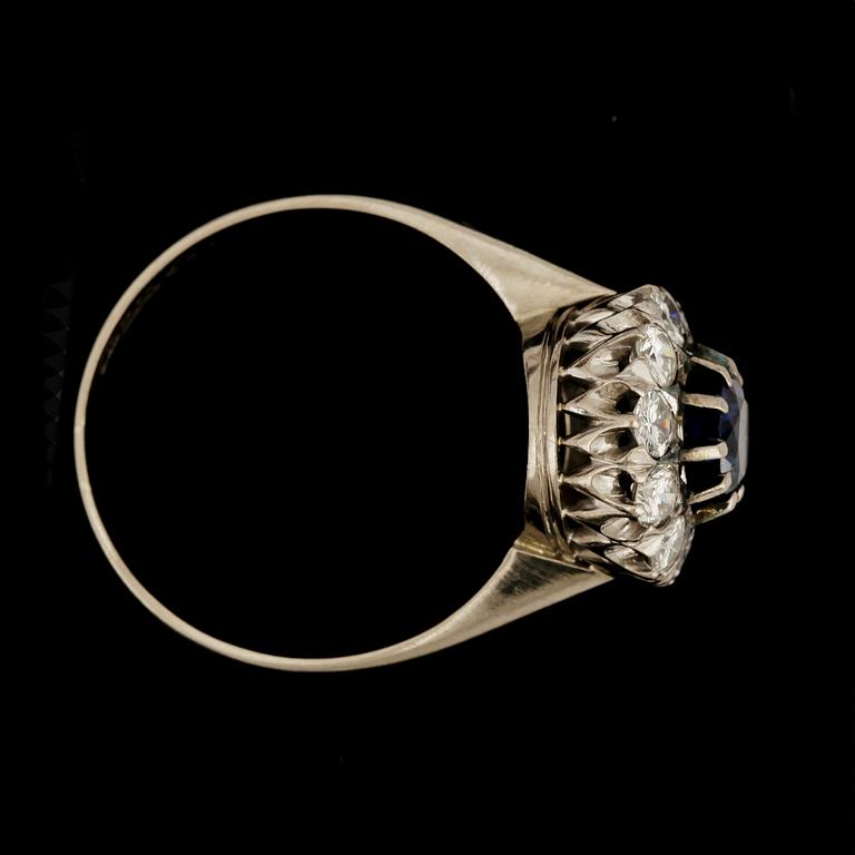 RING, 18k vitguld med safir och briljantslipade diamanter tot ca0,70ct. Stockholm, 1966. Vikt ca5g.