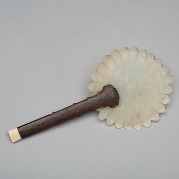 A carved white nephrite fan, Qing dynasty (1644-1912).