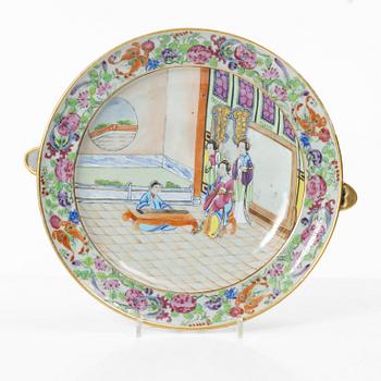 Värmefat, porslin. Qingdynastin, Kanton, 1800-tal.