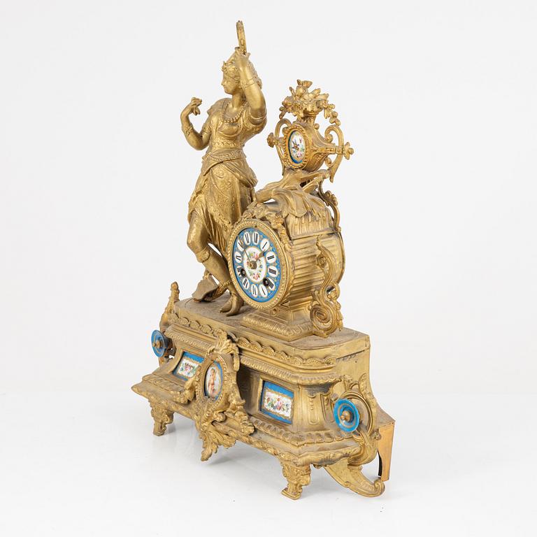 A Louis XVI-style mantle clock, around 1900.