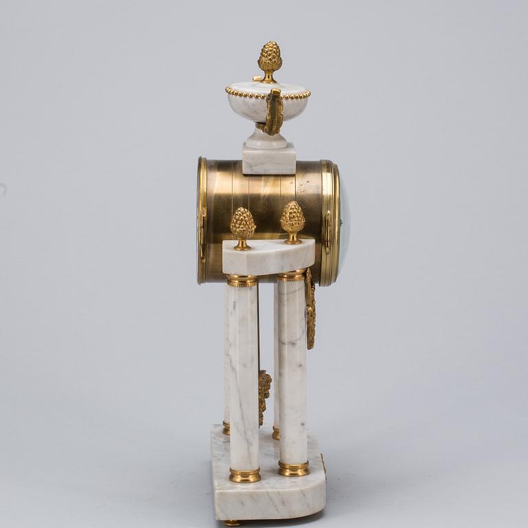 BORDSUR. Louis XVI-stil, 1900-talets första hälft.